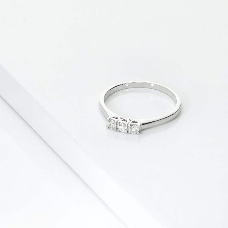 Anillo trilogy lineal en oro blanco 18k con diamantes 0.15 ct