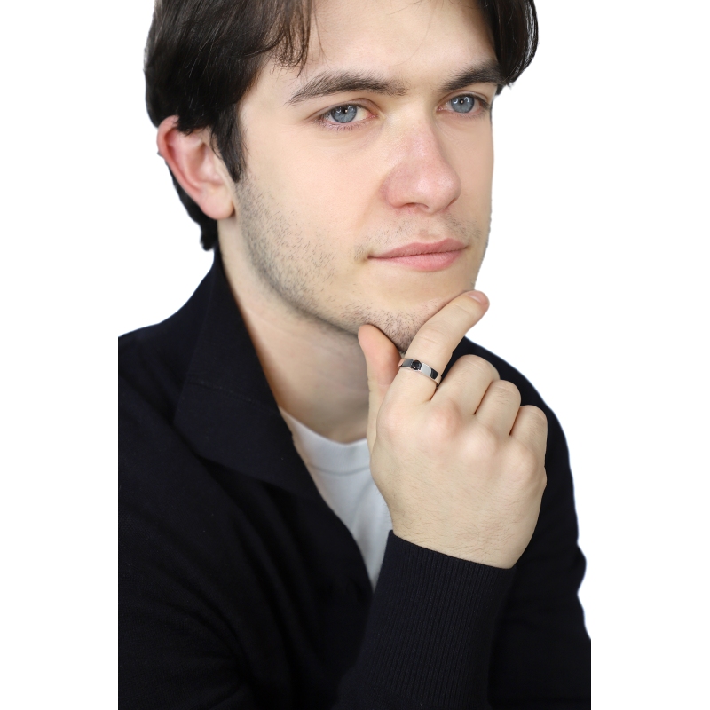 Anillo Solitario en Oro Blanco 750 con Diamante Negro 0.45 ct