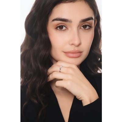 Anillo solitario moderno en oro blanco 18k con diamante 0,20ct