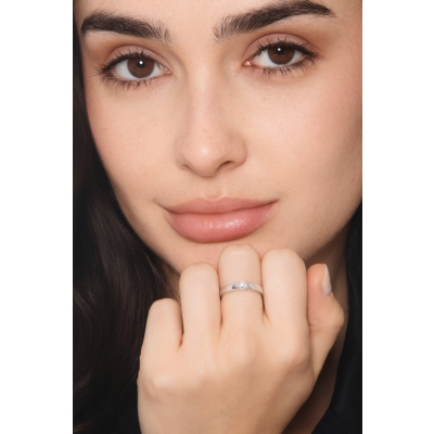 Anillo solitario moderno en oro blanco 18k con diamante 0,20ct
