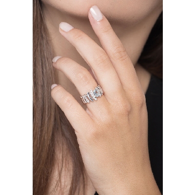 Anillo banda en oro blanco 18k con aguamarina oval y diamantes