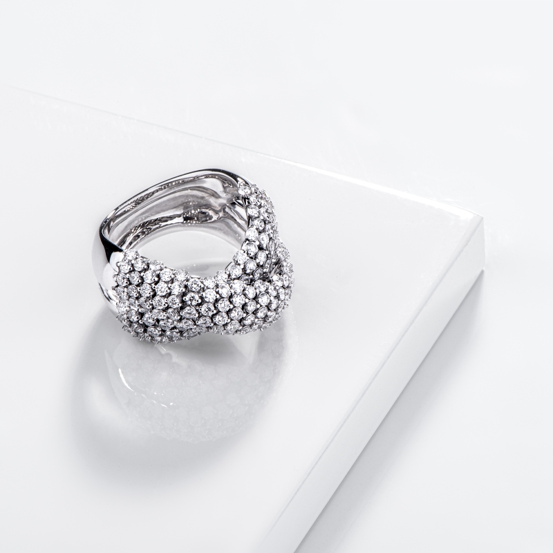 Anillo Oro Blanco 18k cruzado con diamantes