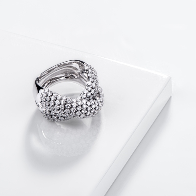 Anillo Oro Blanco 18k cruzado con diamantes