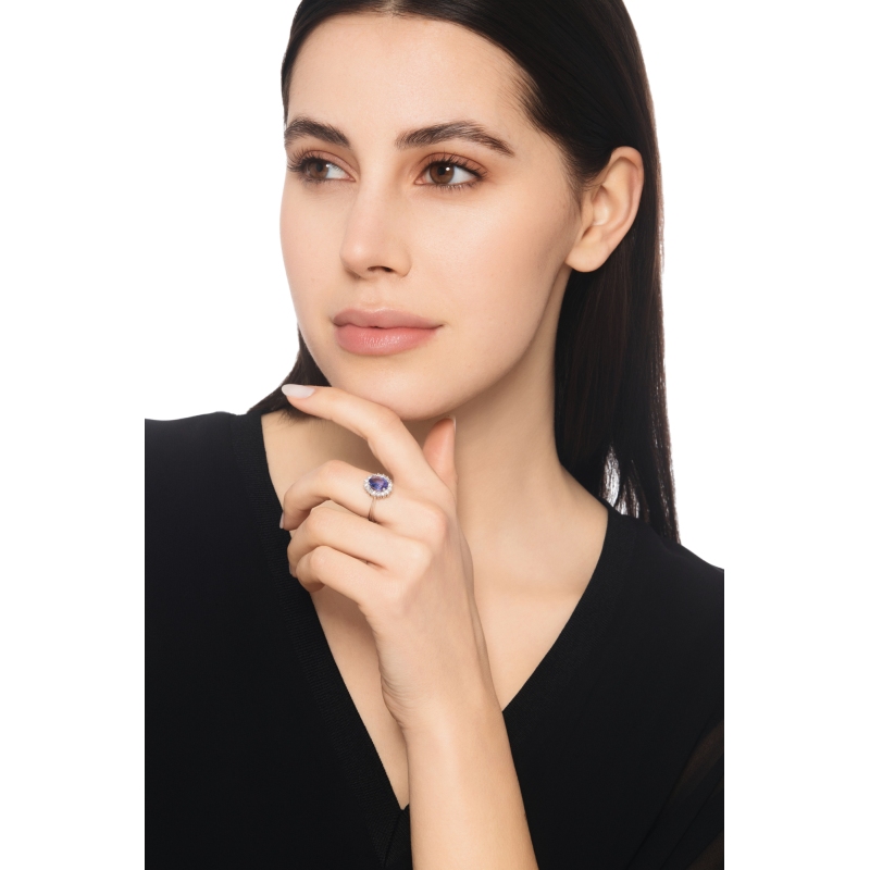 Anillo de contorno en oro blanco de 18 quilates con tanzanita y diamantes