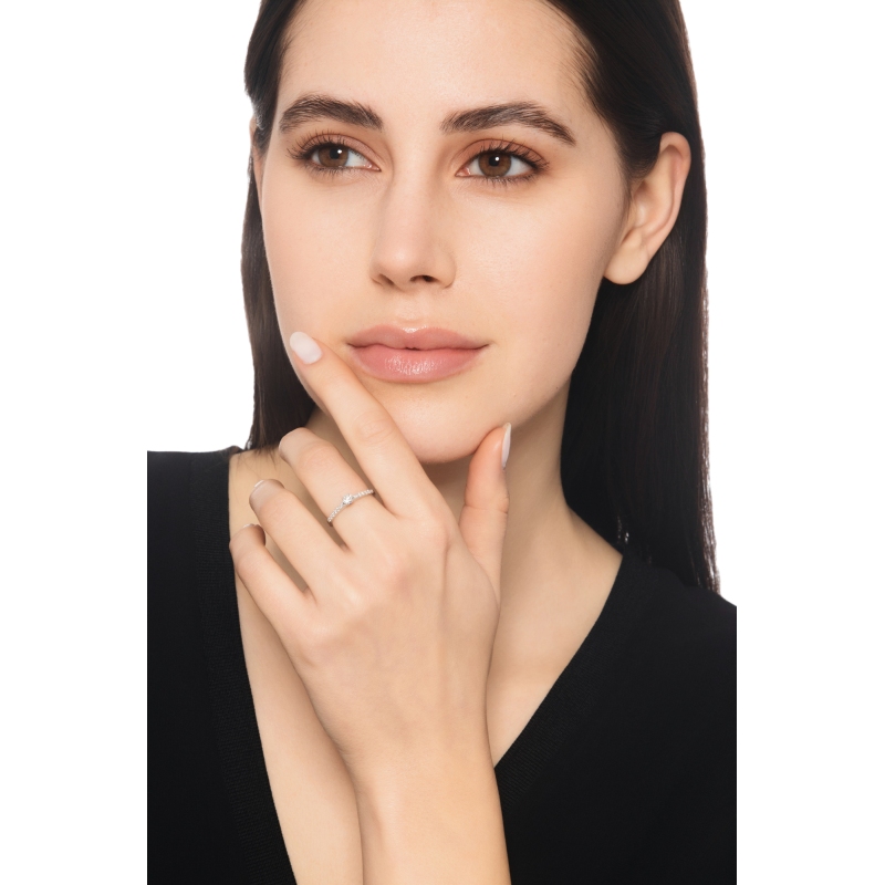 Anillo oro blanco 18k con diamante central y diamantes laterales