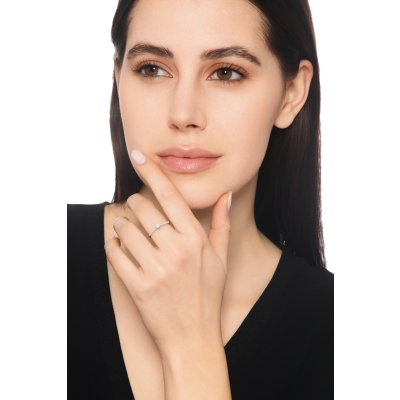 Anillo oro blanco 18k con diamante central y diamantes laterales