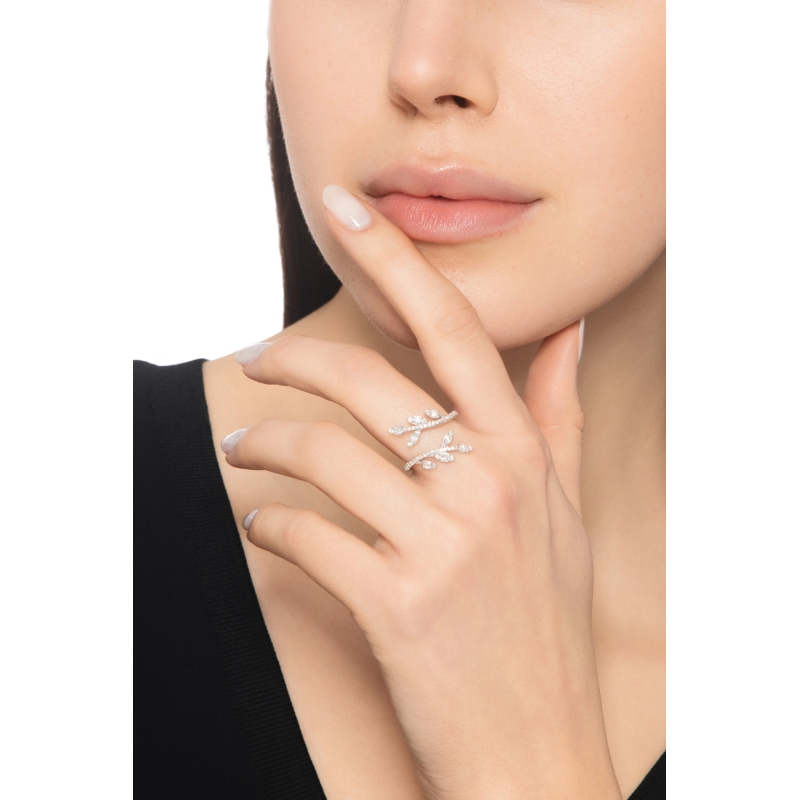 Anillo contrarié en oro blanco 18K con diamantes