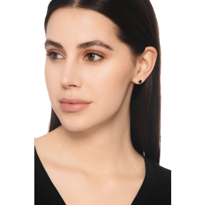 Pendientes individuales en oro blanco de 18k a 4 garras con diamante negro 