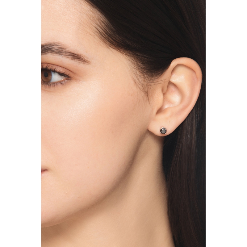 Pendientes individuales en oro blanco de 18k a 4 garras con diamante negro 