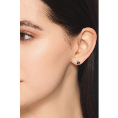 Pendientes individuales en oro blanco de 18k a 4 garras con diamante negro 