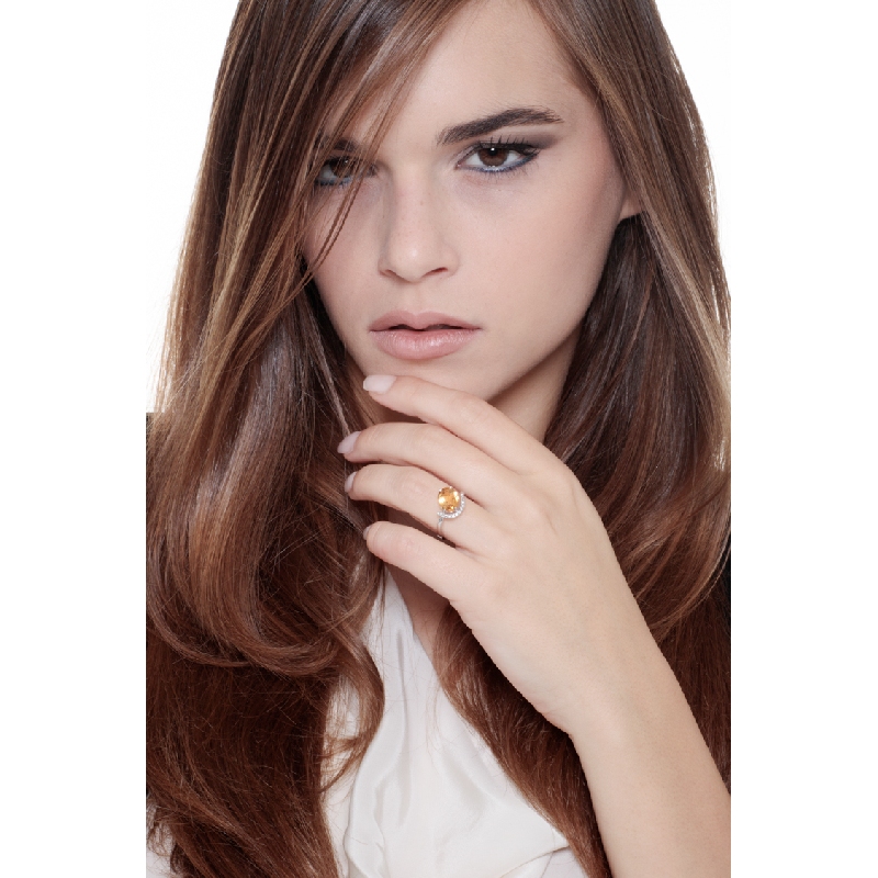 Anillo oro blanco 18k con citrino ovalado y diamantes