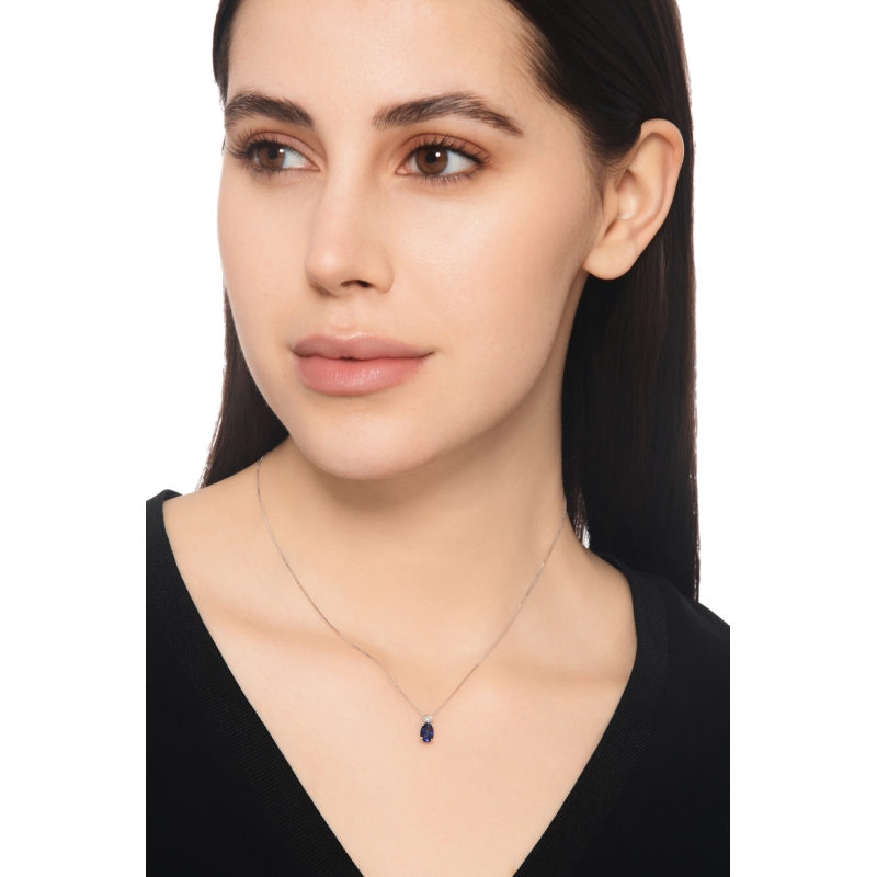 Collar en oro blanco de 18k con zafiro azul