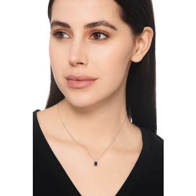 Collar en oro blanco de 18k con zafiro azul