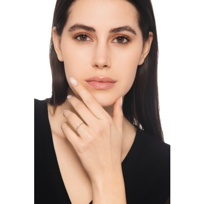 Anillo solitario en oro blanco 18k de cuatro garras con diamante