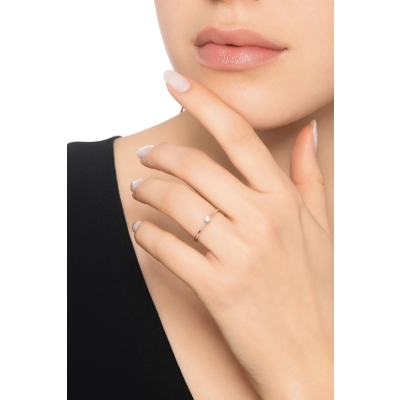 Anillo solitario en oro blanco 18k de cuatro garras con diamante