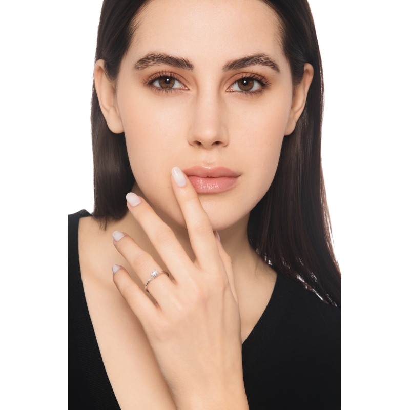 Anillo solitario en oro blanco 18k con diamante brillante CT 0.50
