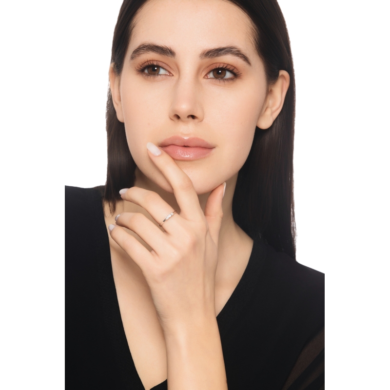 Anillo trilogy lineal en oro blanco 18k con diamantes 0.15 ct