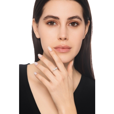 Alianza con 3 diamantes talla brillante 0,90 quilates en oro blanco 18k