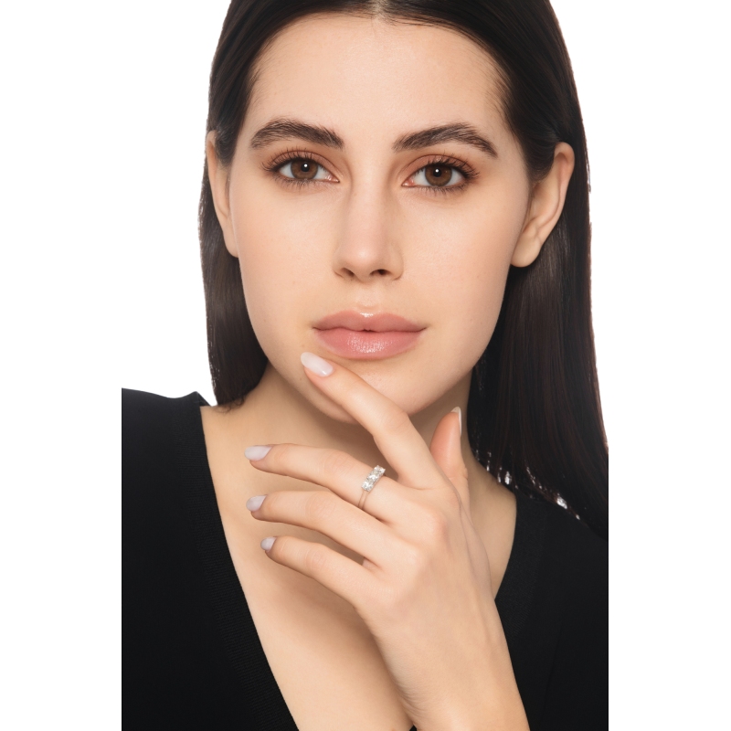 Anillo trilogy en línea oro blanco 18k con diamantes