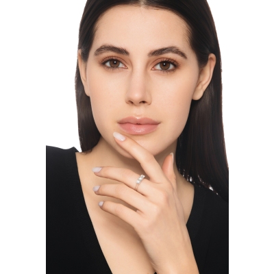 Anillo trilogy en línea oro blanco 18k con diamantes
