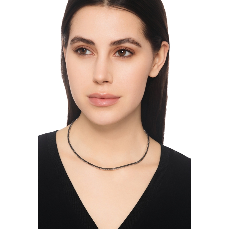 Collar tenis lineal pirámide oro blanco 18k con diamantes negros