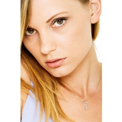 Collar Oro Blanco 18k con forma de llave y diamantes 2