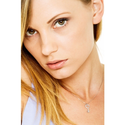 Collar Oro Blanco 18k con forma de llave y diamantes