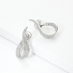 Pendientes de gota sinuosa en oro blanco 18k con diamantes