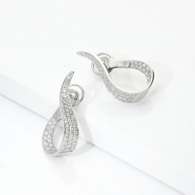 Pendientes de gota sinuosa en oro blanco 18k con diamantes