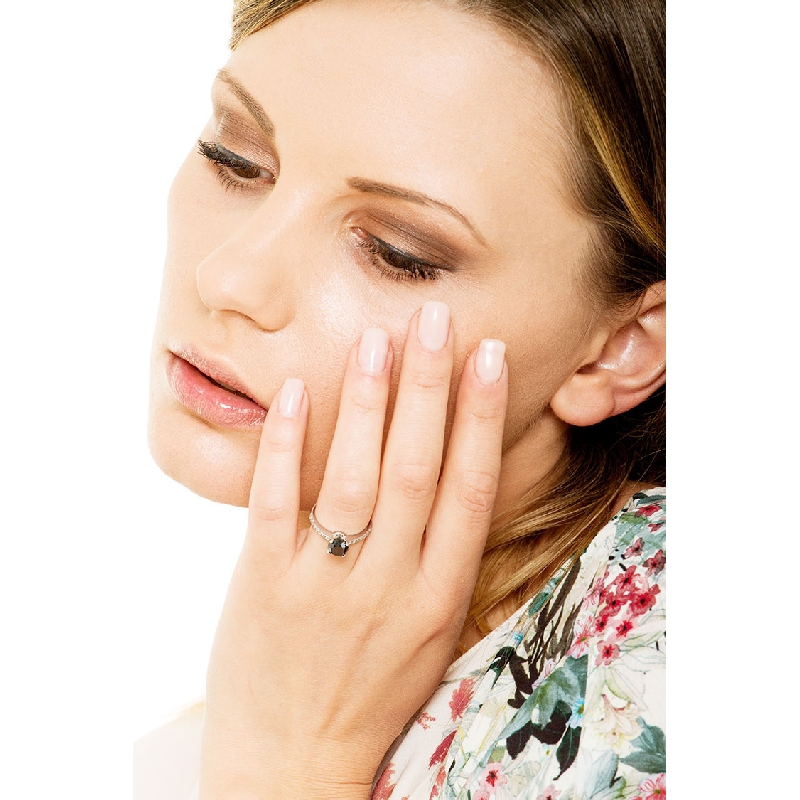 Anillo solitario en oro blanco de 18k con diamante negro y diamantes blancos Anillo solitario en oro blanco de 18k con diamante negro y diamantes blancos