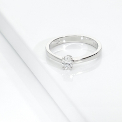 Anillo solitario diamante GIA oval oro blanco 18k 0.30 ct 