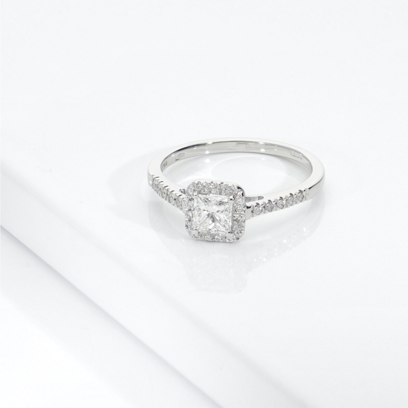 Anillo oro blanco 18k diamante GIA 0.50 ct  princesa con halo diamantes