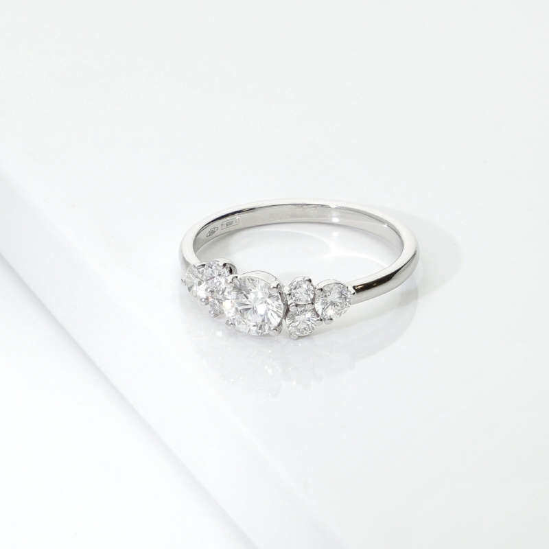 Anillo solitario con laterales en oro blanco 18k