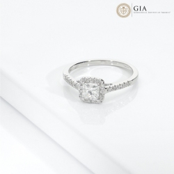 Anillo oro blanco 18k diamante GIA 0.50 ct  princesa con halo diamantes