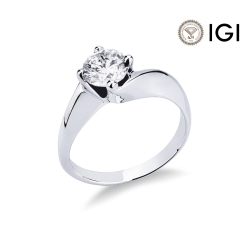Solitario en oro blanco de 18 kilates con diamante de 0,90 quilates