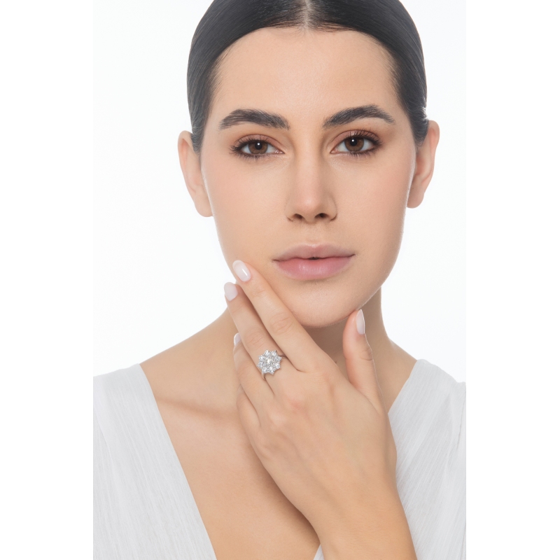 Anillo halo de flor en oro blanco 750 con diamante central CT1.00
