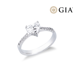 Anillo solitario con un diamante talla corazón CT.1.00 en oro blanco 18k