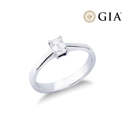 Anillo con diamante corte esmeralda 0,50 ct GIA en oro blanco 18k