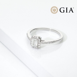 Anillo solitario en Oro Blanco 18k con diamante central esmeralda GIA 0.40 ct 