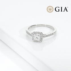 Anillo oro blanco 18k diamante GIA 0.50 ct  princesa con halo diamantes