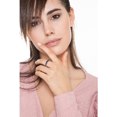 Anillo media alianza en oro blanco de 18k con zafiros azules