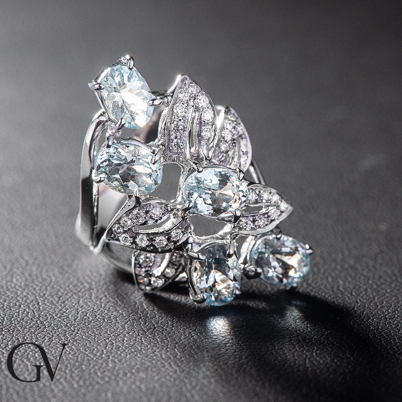 Anillo Fantasía en oro blanco 18k con aguamarina ovalada y diamantes