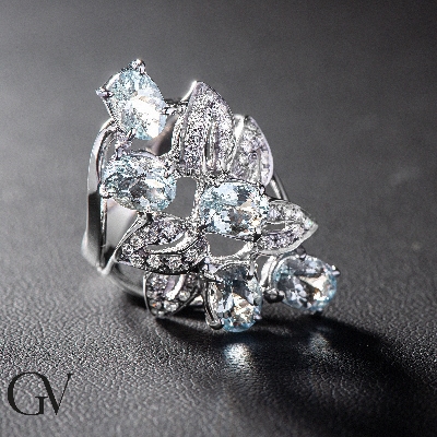 Anillo Fantasía en oro blanco 18k con aguamarina ovalada y diamantes