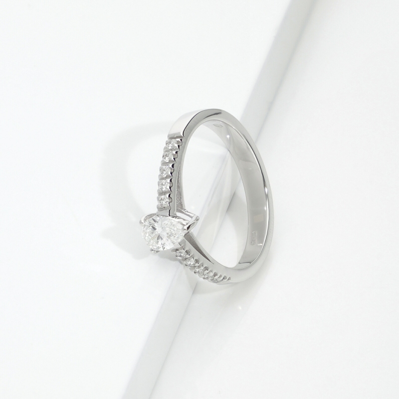 Anillo compromiso Oro Blanco 18k con diamante pera GIA 0.30 ct