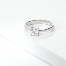 Anillo solitario Oro Blanco 18k con diamante princess GIA 0.70 ct