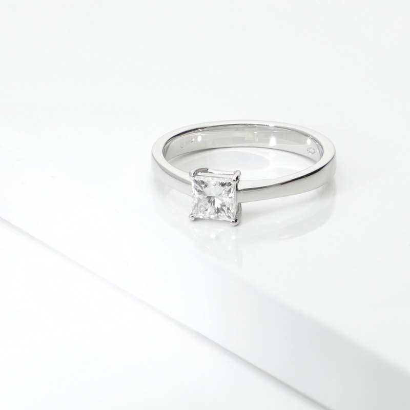 Anillo solitario Oro Blanco 18k con diamante princess GIA 0.70 ct