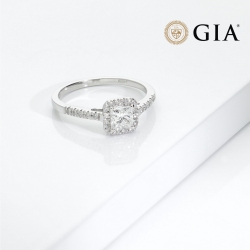 Anillo solitario Oro Blanco 18k con diamante princesa GIA 0.40 ct y diamantes laterales