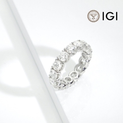 Anillo Eternity Oro Blanco 18k con diamantes certificados IGI 0.30 CT