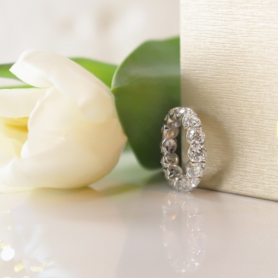 Anillo Eternity Oro Blanco 18k con diamantes certificados IGI 0.40 CT