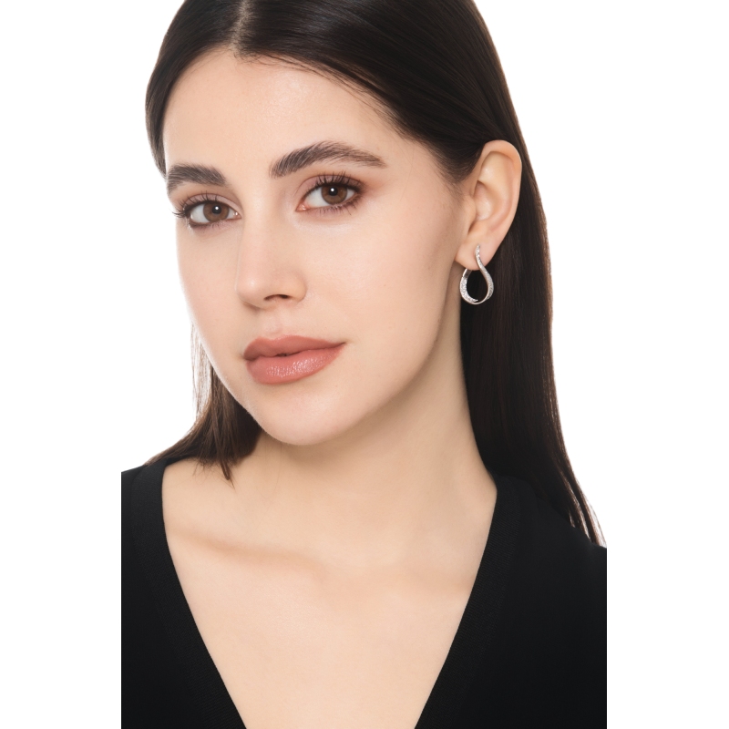 Pendientes de gota sinuosa en oro blanco 18k con diamantes
